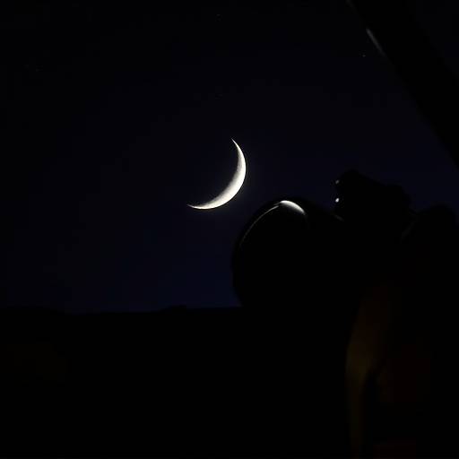 Imagen de la Luna creciente vista a trav&radic;&copy;s de un telescopio profesional en La Palma